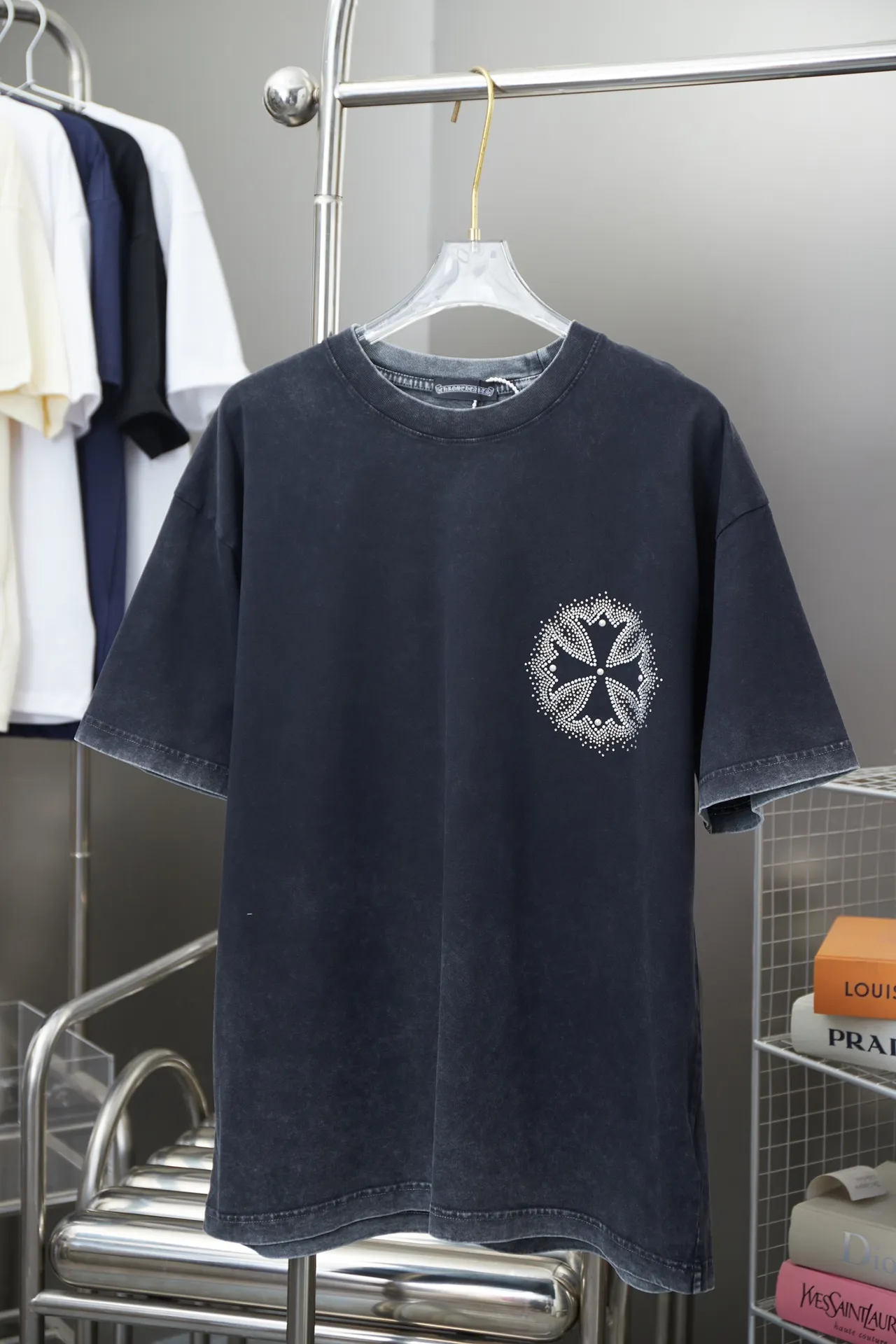 🅿️220 Chrome Hearte 25SS early spring new model, hot diamond short sleeves, light luxury, a must-have item for daily commuting for men and women, correct version, welcome to compare, detailed features · 280 grams of 100% pure cotton double yarn jersey fabric · Special thickened 32 pieces of double-strand 1X1 thread in the same vat · Imported Australian matte pearlescent diamonds. Ready-made garments are dyed and then faded and fried with snowflakes. Then wash to make it look old. General washing improves the effect · Double-needle stitching across seams · Original main mark, washed tag, branded moisture-proof paper packaging Color: black/apricot/grey/military green Size: S/M/L/XL